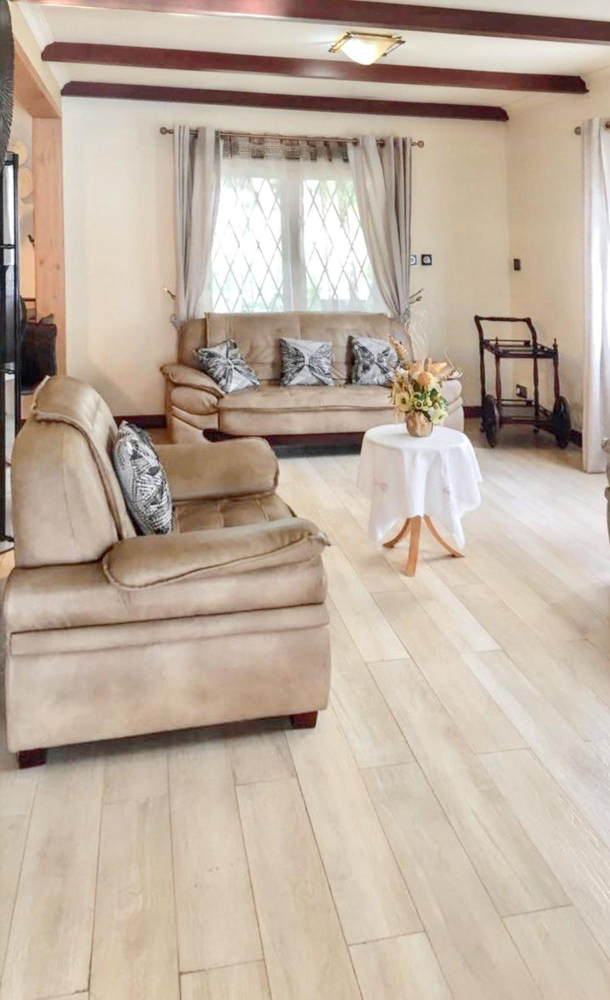 Spacious House In Flic En Flac With Shared Pool المظهر الخارجي الصورة
